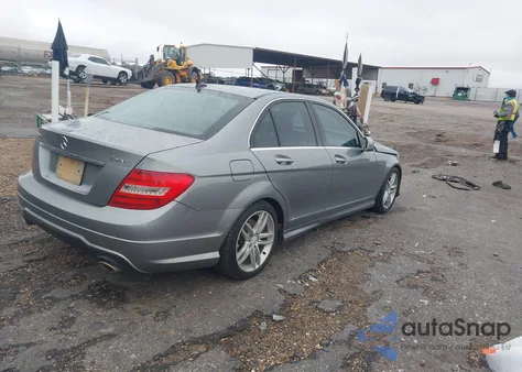 2013 Mercedes-Benz C 300 Sport 4Matic z USA, uszkodzony, nr VIN WDDGF8AB1DG052476